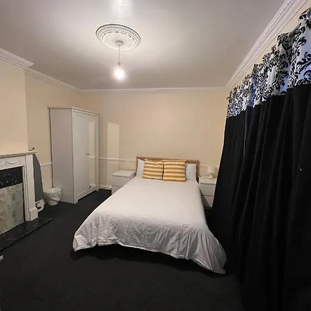 Shared House In Chakeshill Drive 布里斯托