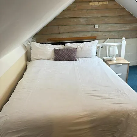 Shared House In Chakeshill Drive Bristol