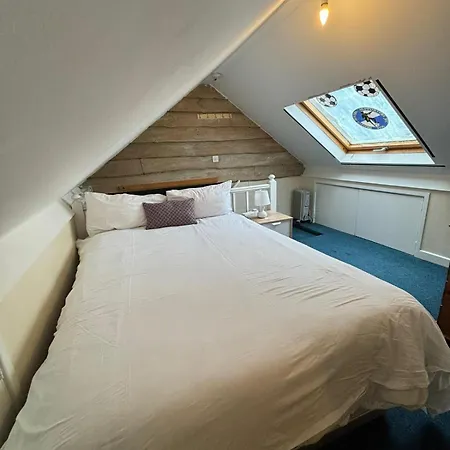 Guest house Shared House In Chakeshill Drive Bristol