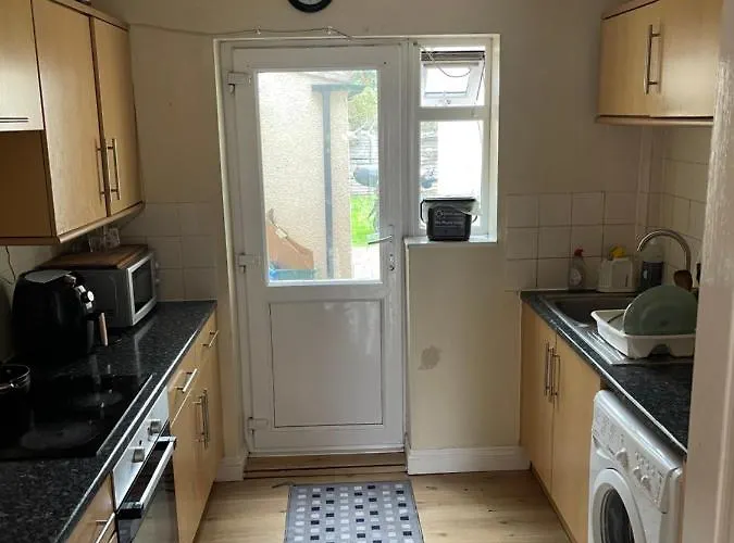 Shared House In Chakeshill Drive * Bristol