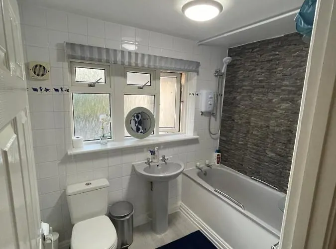 Guest house Shared House In Chakeshill Drive Bristol