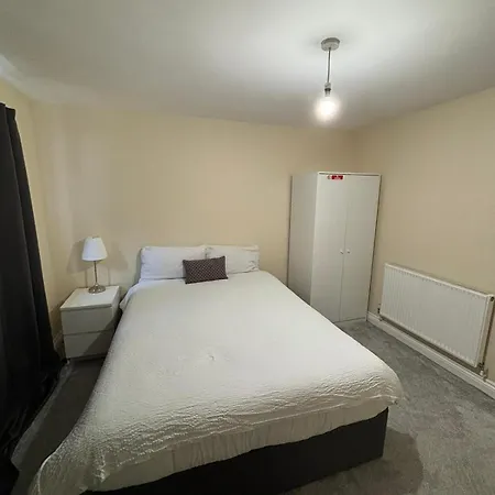 Shared House In Chakeshill Drive