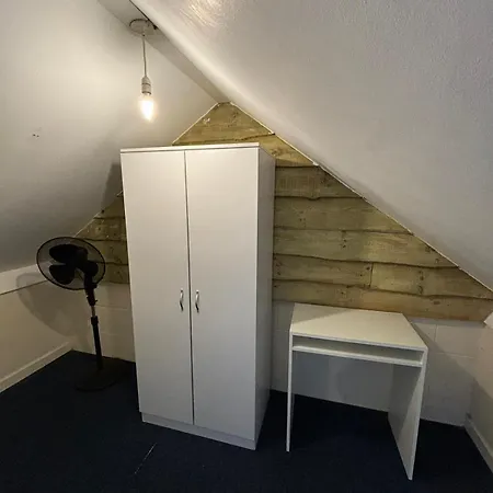 Shared House In Chakeshill Drive