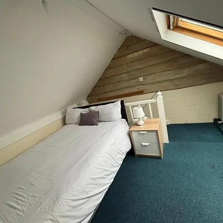 Shared House In Chakeshill Drive *