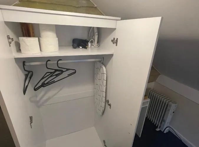 בית הארחה Shared House In Chakeshill Drive בריסטול